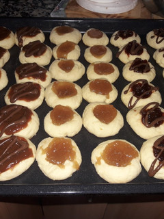 Una foto de Pepas (masa con margarina) con dulce de leche, membrillo, batata