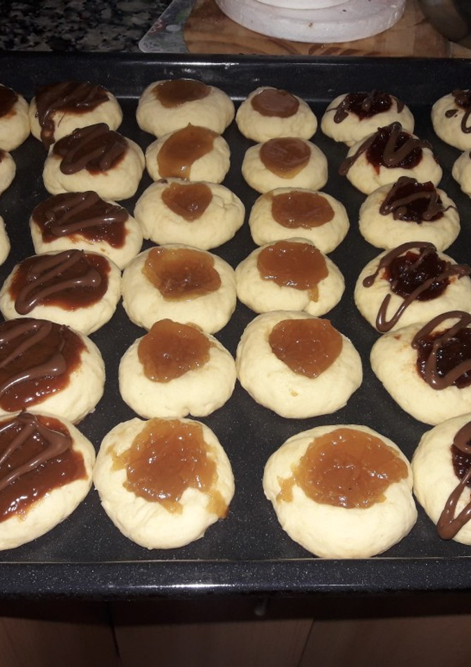 Una foto de Pepas (masa con margarina) con dulce de leche, membrillo, batata