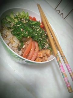 Una foto de Poke de salmón sencillo