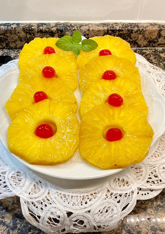 Una foto de Piña con almíbar de Cointreau