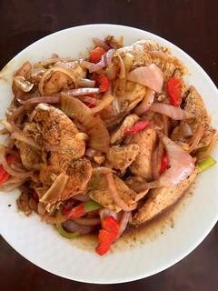 Una foto de Pechuga de pollo con vegetales