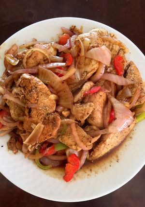 Una foto de Pechuga de pollo con vegetales