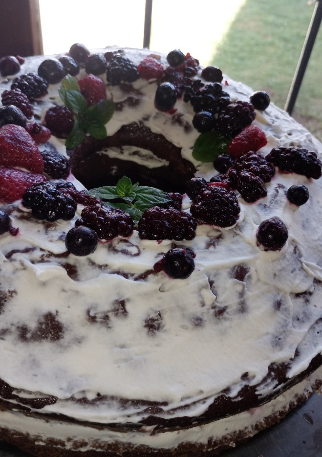 Una foto de Torta de Chocolate con Mix de Frutos Rojos👌😋