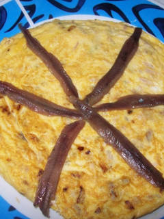 Una foto de Tortilla de bonito y anchoas