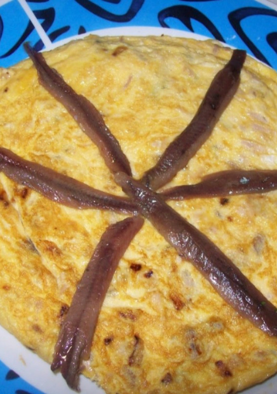 Una foto de Tortilla de bonito y anchoas