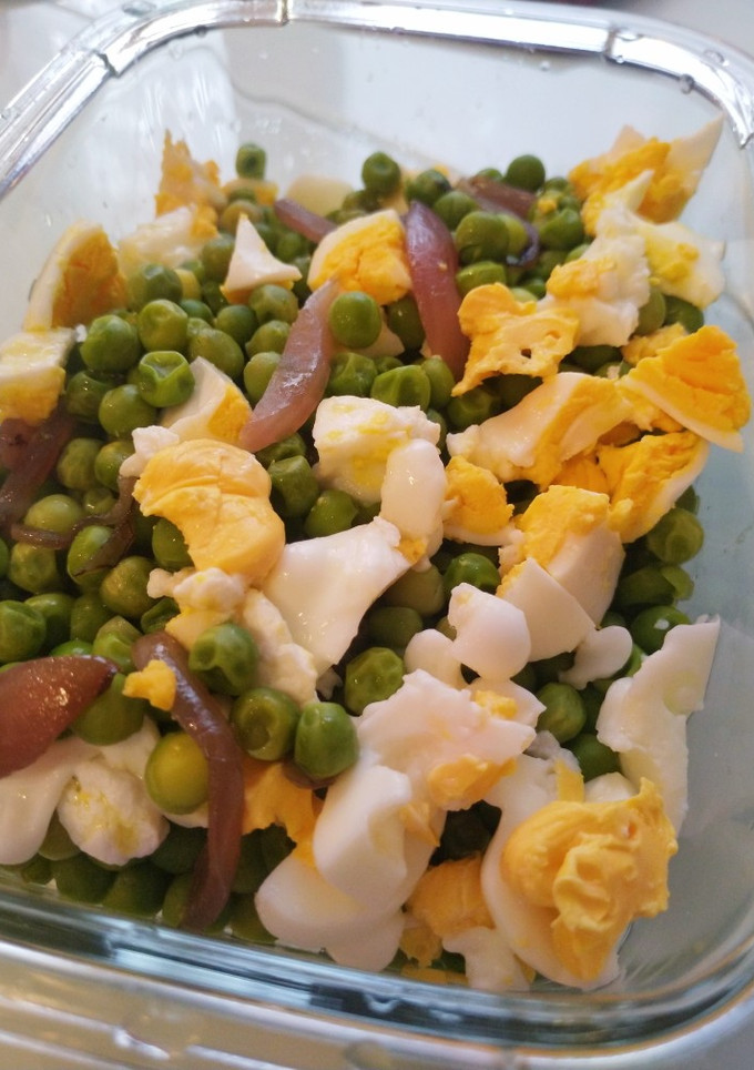 Una foto de Guisantes con cebolla y huevo
