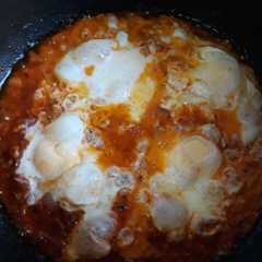 Una foto de Huevos escalfados con atún