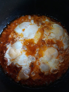 Una foto de Huevos escalfados con atún