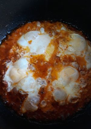 Una foto de Huevos escalfados con atún
