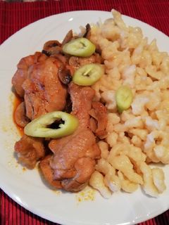 Csirke húsos-gombás paprikás nokedlivel recept fotója