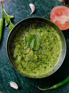 टमाटर धनिया की चटपटी चटनी(tamater dhaniya ki chatpati chatni recipe in hindi) रेसिपी मुख्य फोटो