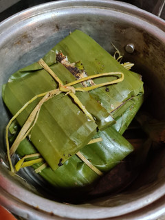 Una foto de Tamales de mole en hoja plátano