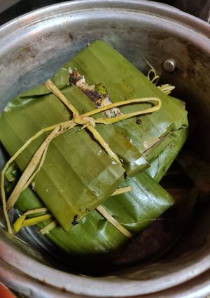 Una foto de Tamales de mole en hoja plátano