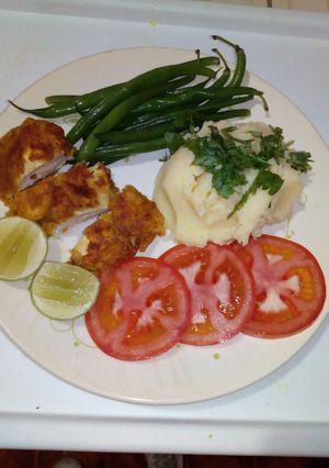 Una foto de Puré Con Pollo y vainitas