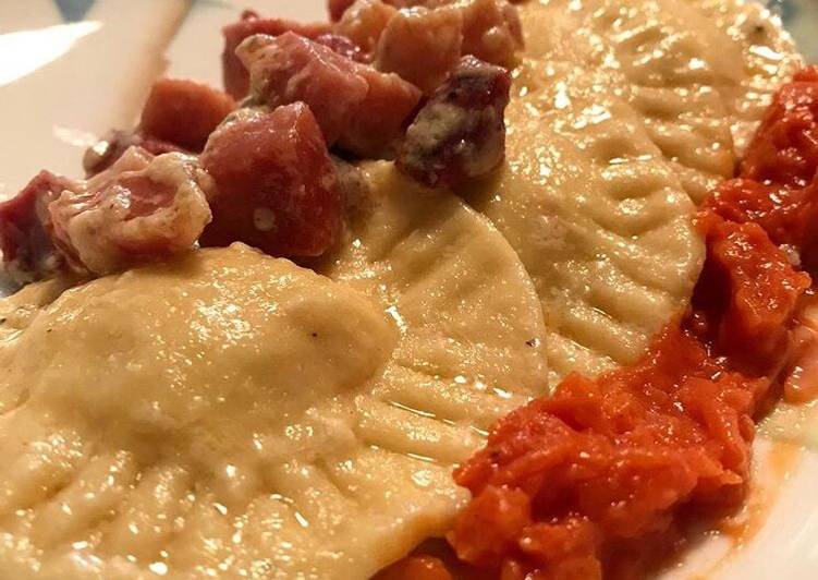 Ravioli ripieni di zucca con gorgonzola e speck