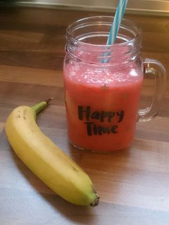 Una foto de Batido de fresas y plátano con bebida de avena