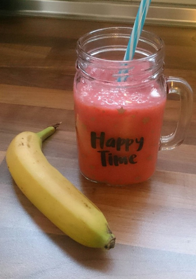 Una foto de Batido de fresas y plátano con bebida de avena