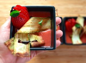 Foto di Frappe di zucchine su gazpacho di fragole e pomodorini