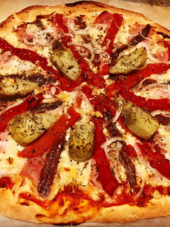 Una foto de 🍕🍕Pizza casera mi versión de las cuatro estaciones 🍕🍕