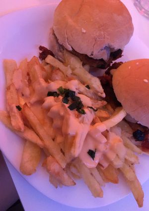 Una foto de Hamburguesas de garbanzos y papas con cheddar y verdeo
