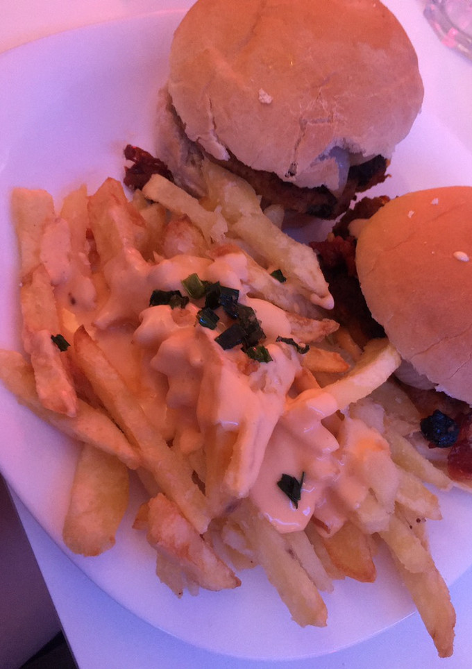 Una foto de Hamburguesas de garbanzos y papas con cheddar y verdeo
