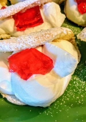 Zdjęcie przepisu Omleciki biszkoptowe z bitą śmietaną.