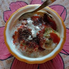 A picture of Dahi bhalla.