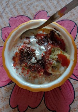 A picture of Dahi bhalla.
