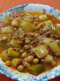 Potaje de garbanzos y puerros, con taquitos de jamón
