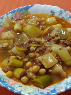 Una foto de Potaje de garbanzos y puerros, con taquitos de jamón