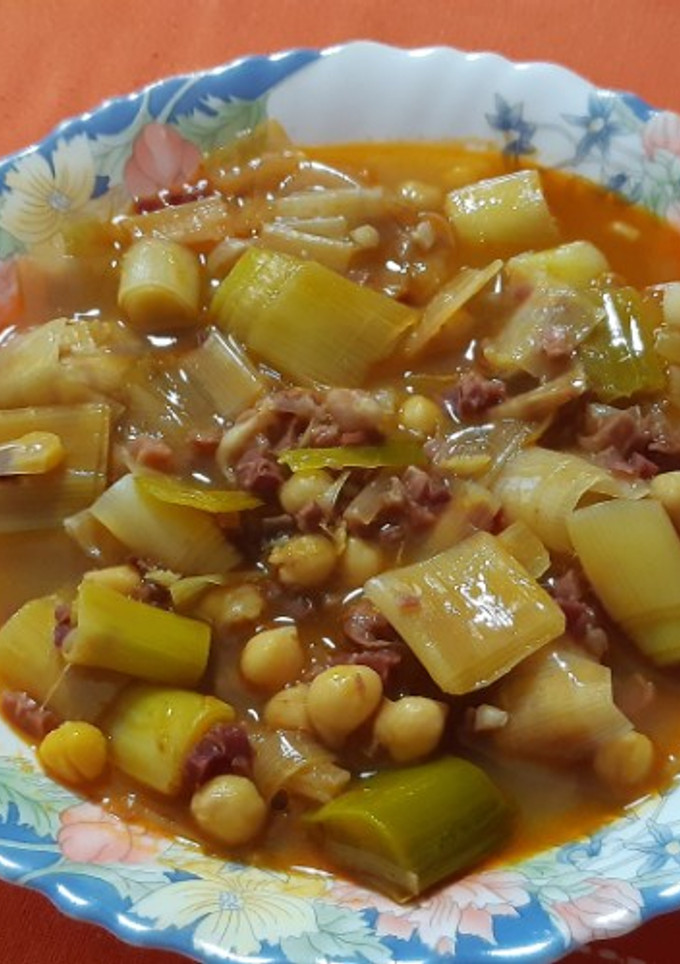 Una foto de Potaje de garbanzos y puerros, con taquitos de jamón