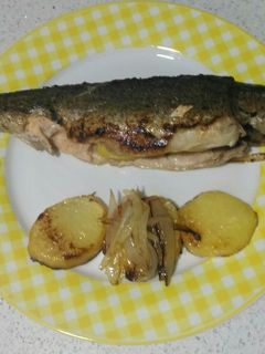 Una foto de Trucha al limón hecha en sarten a modo de horno