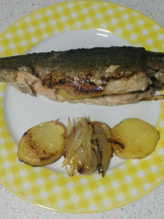 Una foto de Trucha al limón hecha en sarten a modo de horno