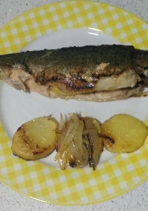 Una foto de Trucha al limón hecha en sarten a modo de horno