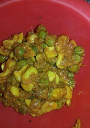 A picture of Peas cashews curry.