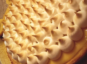 Una foto de Pie de limón / lemon pie🍋