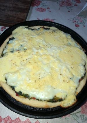 Una foto de Pizza de Espinacas y Salsa Blanca