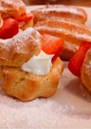 A picture of Strawberry cream puffs.