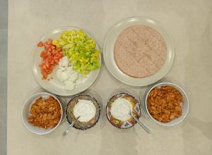 Una foto de Kebab de pollo con salsa de yogur