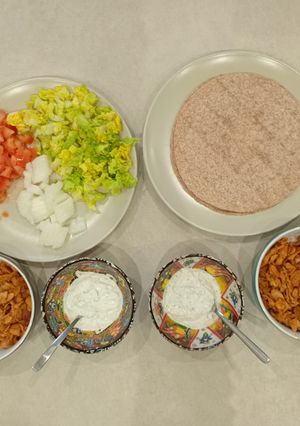 Una foto de Kebab de pollo con salsa de yogur