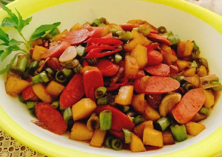 Cara mudah Menyiapkan Tumis Buncis Kentang Sosis, Enak Banget