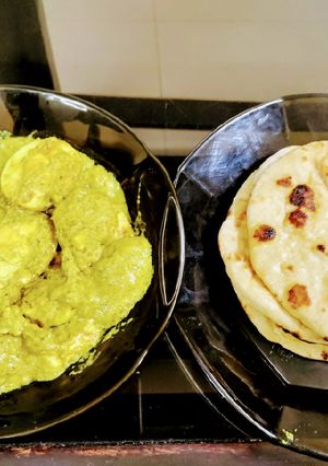 A picture of Egg Malai Korma and Naan.