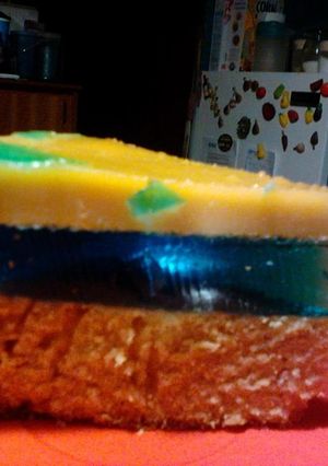 Una foto de 3 en 1: torta, gelatina y quesillo