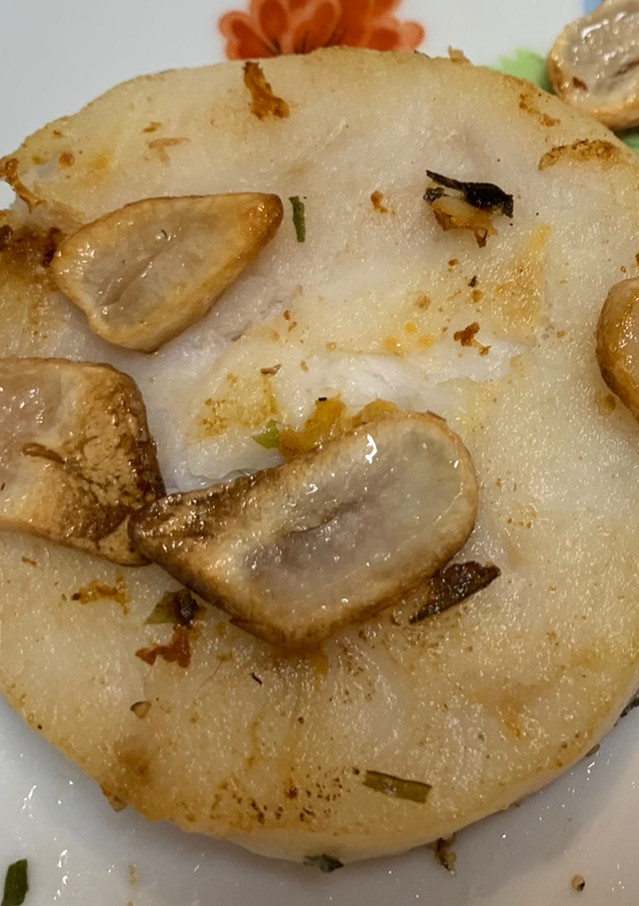 Una foto de Rodajas de merluza con ajos y estragón