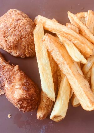 A picture of Fried Chicken and Chips.