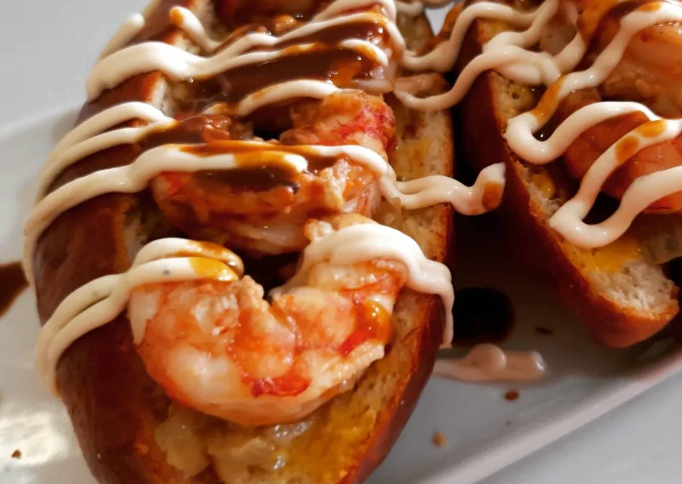 Brioche de gambas con cebolla y mahonesa de ajo escalivado