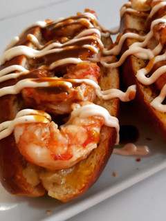 Una foto de Brioche de gambas con cebolla y mahonesa de ajo escalivado