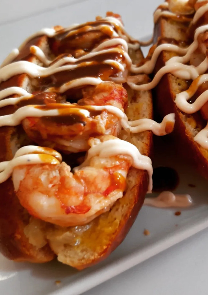 Una foto de Brioche de gambas con cebolla y mahonesa de ajo escalivado