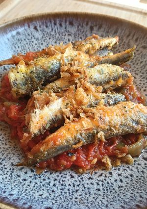 Una foto de Boquerones fritos con salsa de tomate y pimientos