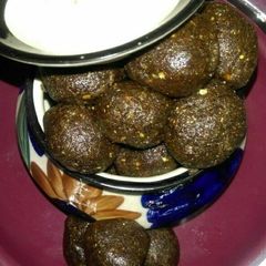 A picture of Ragi n flaxseeds laddu.